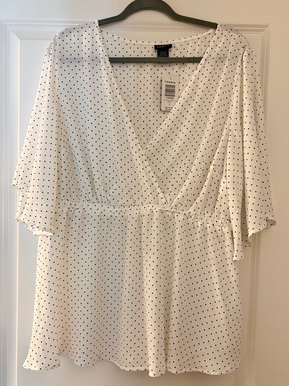 ⚫️ NWT Torrid 2 White with Black Polka Dot Surplice Peplum Tunic